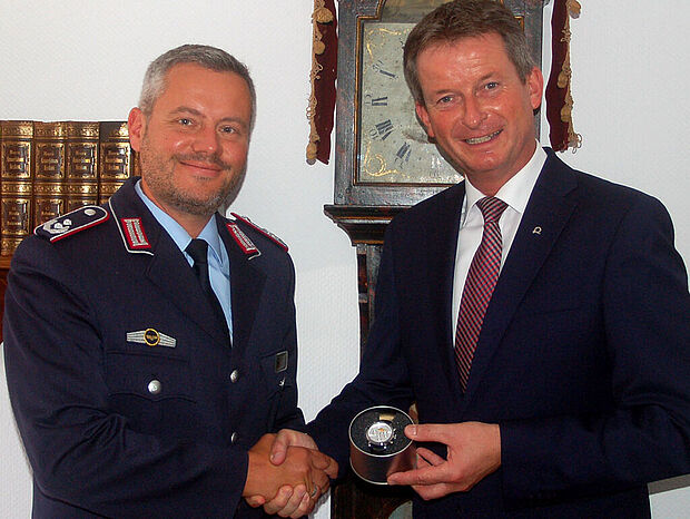 Dr. Buch übergibt Bürgermeister Claußen den Chronometer des Vorsitzenden Luftwaffe