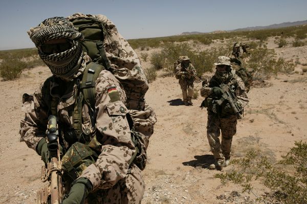 Elite-Soldaten beim Marsch durch die Wüste. Die Einsätze des KSK sind zumeist streng geheim Foto: Bundeswehr