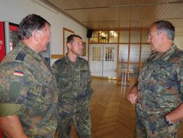 Stabsfeldwebel Hain und Oberstabsfeldwebel Steiner im Gespräch mit TruKa-Vorsitzender Peter Schmid (v.l.) Foto: DBwV