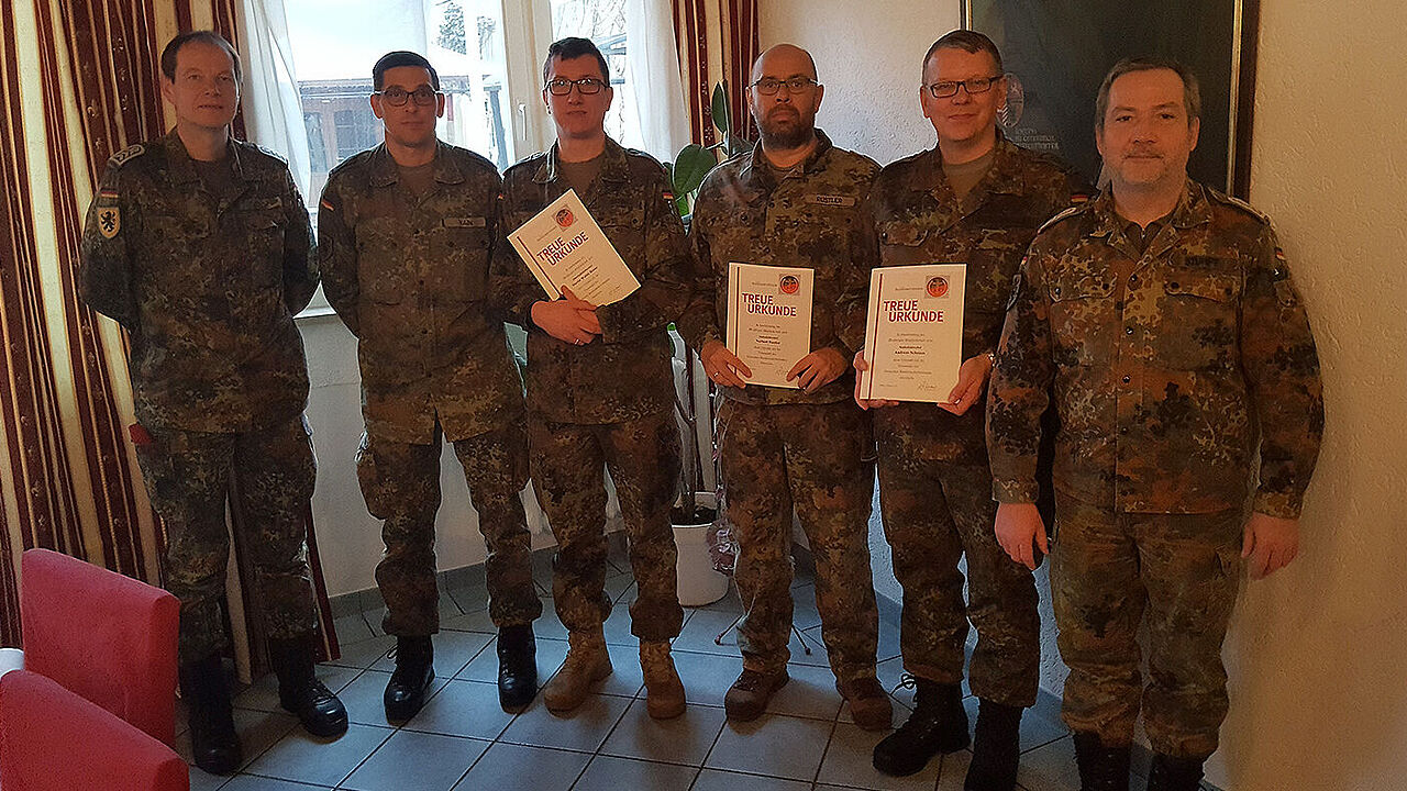 (v.l.): StoKa-Vorsitzender Oberstabsfeldwebel Armin Dadrich, Schriftführer Stabsfeldwebel Heiko Hain, Oberstabsfeldwebel Martin Benne, die Stabsfeldwebel Norbert Rustler und Andreas Schnaus sowie Oberstabsfeldwebel Matthias Stumpf. Foto: DBwV