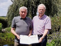 Vorsitzender Norbert Frühwald (l.) dankt Hauptfeldwebel a.D. Erich Bachhofer für 50 Jahre Mitgliedschaft im DBwV. Foto: Bernhard Seiberl