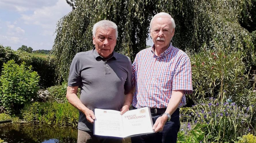 Vorsitzender Norbert Frühwald (l.) dankt Hauptfeldwebel a.D. Erich Bachhofer für 50 Jahre Mitgliedschaft im DBwV. Foto: Bernhard Seiberl