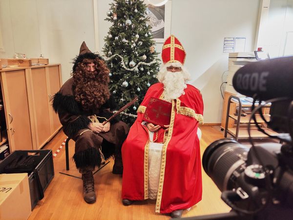 Bei der Produktion der Videos: Knecht Ruprecht und der Nikolaus. Foto: DBwV/TruKa Laupheim