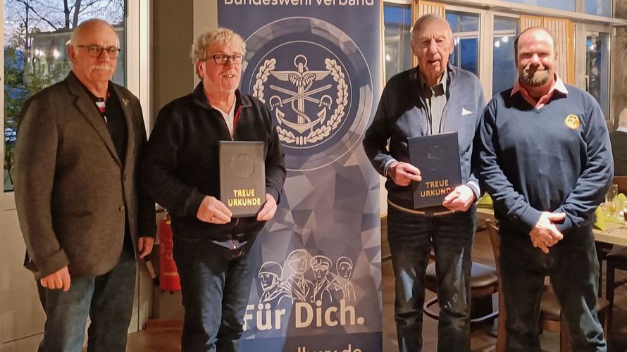 Vorsitzender Jürgen Zechner (von links) mit den geehrten Mitgliedern Oberstabsfeldwebel a.D. Oswin Rottler und Oberstleutnant a.D. Karl-Heinz Flach sowie Bezirksvorsitzendem Gerd-Josef Bopp. Fotos: Zechner