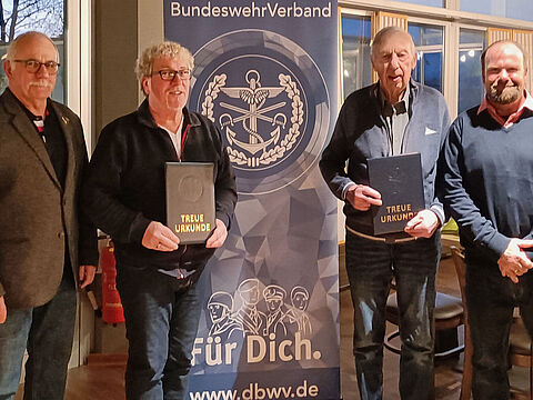 Vorsitzender Jürgen Zechner (von links) mit den geehrten Mitgliedern Oberstabsfeldwebel a.D. Oswin Rottler und Oberstleutnant a.D. Karl-Heinz Flach sowie Bezirksvorsitzendem Gerd-Josef Bopp. Fotos: Zechner