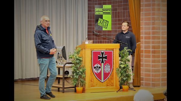 StoKa-Vorsitzender Stefan Weyer (von links) leitet die Veranstaltung mit dem Vortrag von Oberleutnant d.R. Sebastian Frey vom Außendienst des Landesverbandes ein. Foto: Wolfgang Kruse
