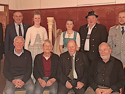 Vorsitzender Oberst a.D. Enrico Werner mit Mitgestaltern der Jahresabschlussfeier der Kameradschaft ERH Garmisch-Partenkirchen–Mittenwald und Gästen aus dem Landesverband und der Musikschule Garmisch sowie den ausgezeichneten Mitgliedern. Foto: Karl Otto Kindinger