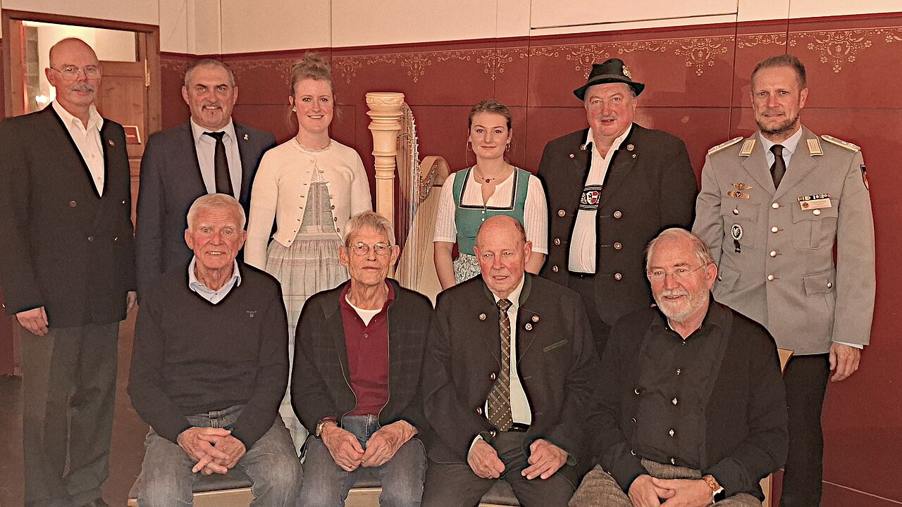 Vorsitzender Oberst a.D. Enrico Werner mit Mitgestaltern der Jahresabschlussfeier der Kameradschaft ERH Garmisch-Partenkirchen–Mittenwald und Gästen aus dem Landesverband und der Musikschule Garmisch sowie den ausgezeichneten Mitgliedern. Foto: Karl Otto Kindinger