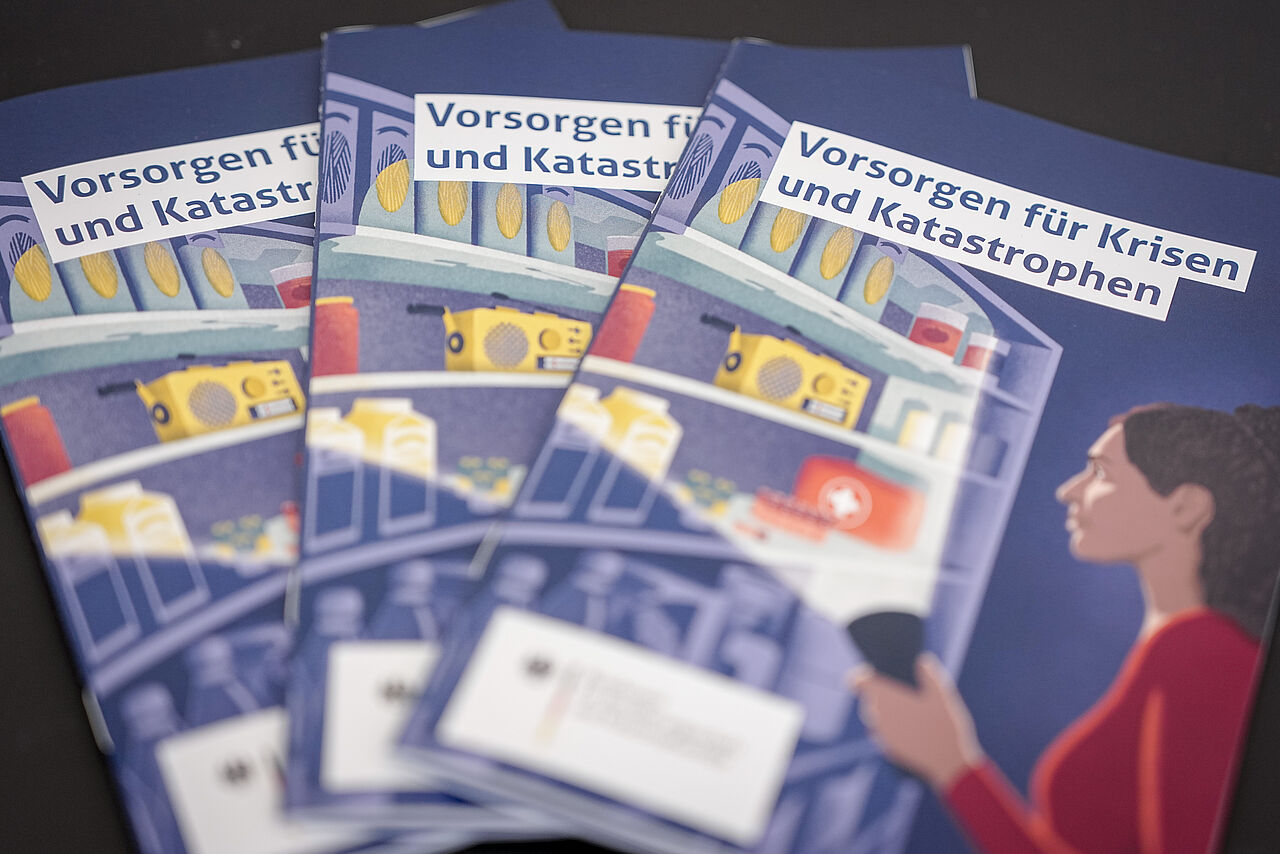 „Ratgeber: Vorsorgen für Krisen und Katastrophen“: Das Bundesamt für Bevölkerungsschutz und Katastrophenhilfe (BBK) reagiert auf die bedrohliche Sicherheitslage. Foto: picture alliance/dpa/Kay Nietfeld