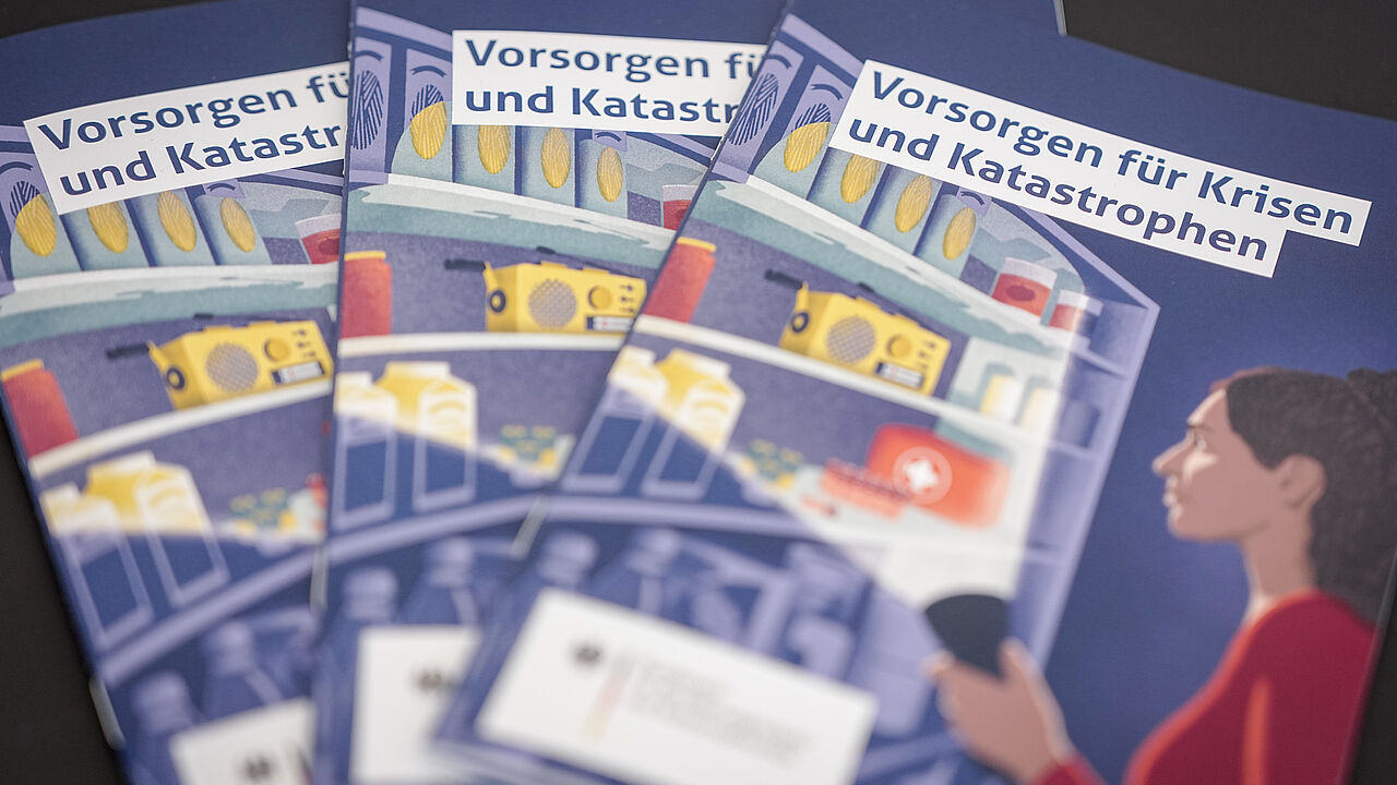 „Ratgeber: Vorsorgen für Krisen und Katastrophen“: Das Bundesamt für Bevölkerungsschutz und Katastrophenhilfe (BBK) reagiert auf die bedrohliche Sicherheitslage. Foto: picture alliance/dpa/Kay Nietfeld