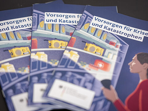 „Ratgeber: Vorsorgen für Krisen und Katastrophen“: Das Bundesamt für Bevölkerungsschutz und Katastrophenhilfe (BBK) reagiert auf die bedrohliche Sicherheitslage. Foto: picture alliance/dpa/Kay Nietfeld