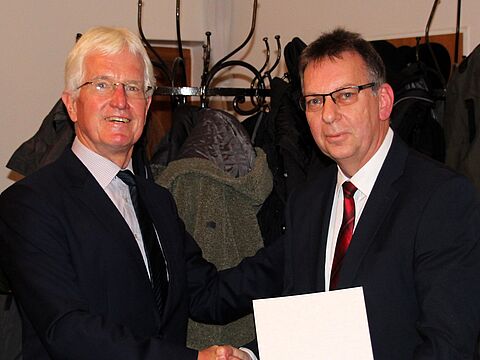 v.l.: Der Kameradschaftsvorsitzende Uwe Fenger ehrt Andreas Sadlo. Foto: LV Nord