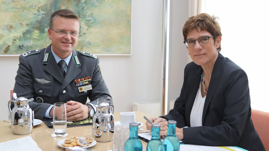 Beim Gespräch von Oberstleutnant André Wüstner  mit Verteidigungsministerin Annegret Kramp-Karrenbauer ging es natürlich um das KSK, aber auch um eine Fülle weiterer, aktueller Herausforderungen. Archivfoto: BMVg/Uwe Grauwinkel