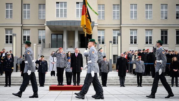 Die offizielle Amtseinführung des neuen Generalinspekteurs Carsten Breuer war mit militärischen Ehren verbunden. Foto: picture alliance/dpa | Bernd von Jutrczenka