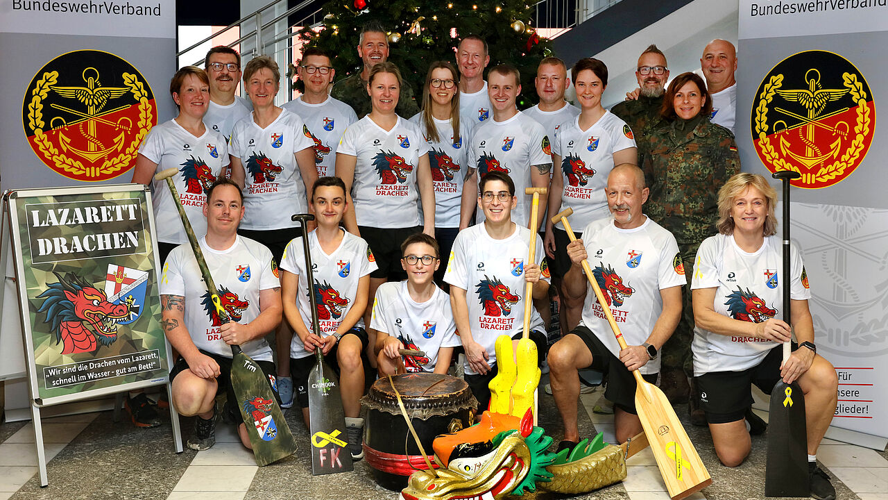 Mehr als nur Kleidung – ein Symbol für Werte: OStFw Christian Hillmer, StFw Katja Lemke und OStFw Guido Bösen vom TruKa Vorstand freuen sich mit den Lazarettdrachen über das Sponsoring der Teambekleidung durch den DBwV. Foto: BwZKrhs