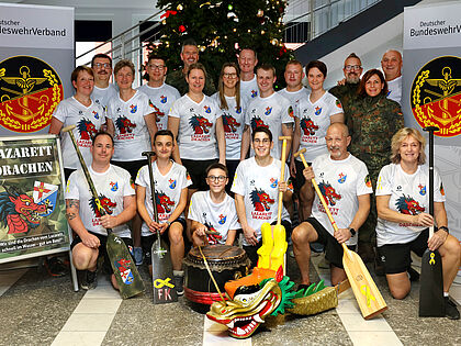 Mehr als nur Kleidung – ein Symbol für Werte: OStFw Christian Hillmer, StFw Katja Lemke und OStFw Guido Bösen vom TruKa Vorstand freuen sich mit den Lazarettdrachen über das Sponsoring der Teambekleidung durch den DBwV. Foto: BwZKrhs
