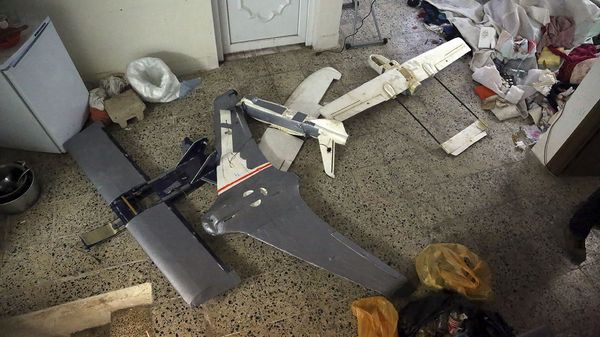 Im vom IS befreiten Mossul fanden Sicherheitskräfte zahlreiche Bauteile für einfache Drohnen, wie sie von den Islamisten eingesetzt werden. Foto: dpa