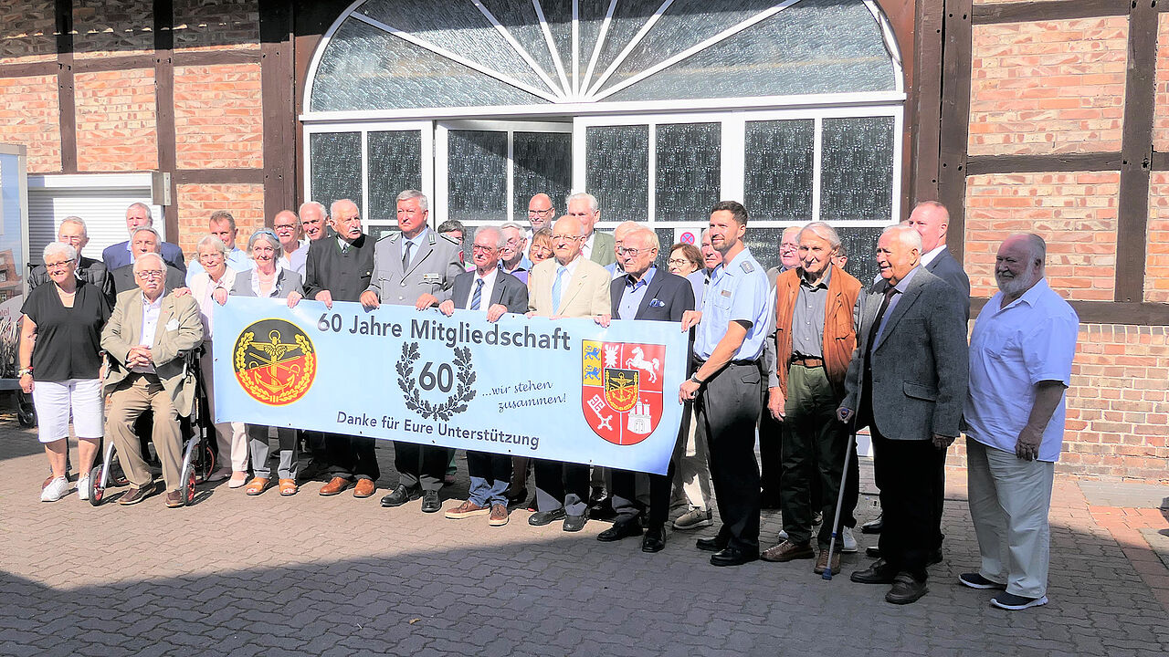 Die Teilnehmer versammelten sich, wie so viele, hinter dem Grundgesetz-Banner. Foto: LV Nord
