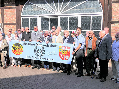 Die Teilnehmer versammelten sich, wie so viele, hinter dem Grundgesetz-Banner. Foto: LV Nord