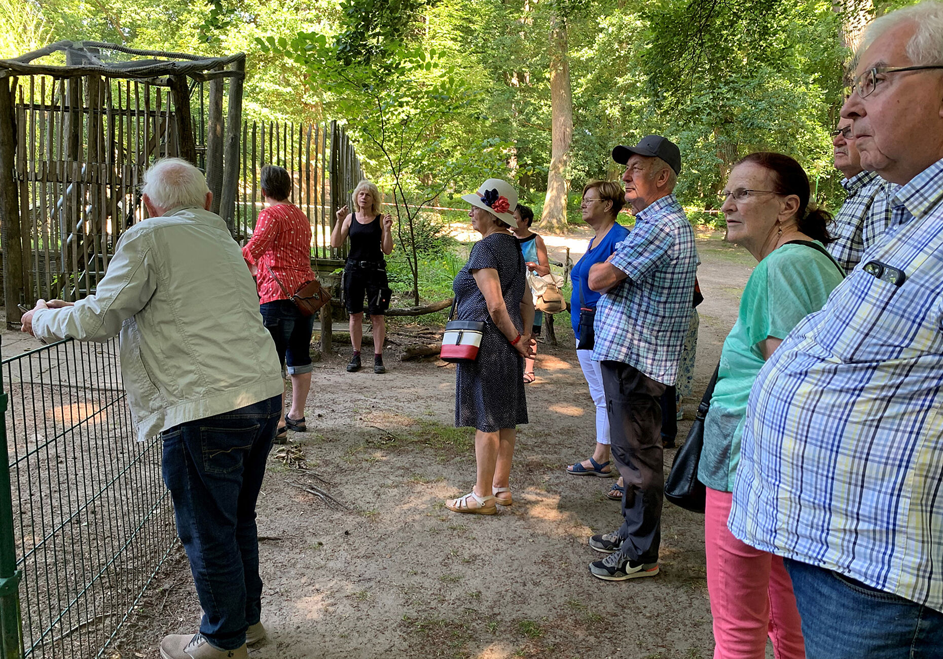 Interessiert verfolgten die Teilnehmer der KERH Neubrandenburg die Ausführungen der Tierpflegerin zu den Nasenbären, aber auch zur Geschichte des Tiergartens Neustrelitz. Foto: Steffen Braun
