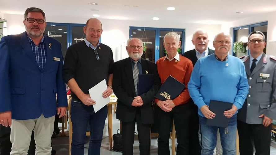 Ernst Wendland, Dietmar Kasperski, Hermann Schuster, Werner Rüb, KERH Vorsitzender Hans Grünewald, Reinhold Korbella und Bezirksvorsitzender Oberstleutnant Michael Schwab (v.l.). Foto: KERH Mayen-Andernach-Mendig