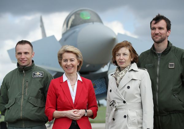 Verteidigungsministerin Ursula von der Leyen mit ihrer französischen Amtskollegin Florence Parly Foto: Getty Images