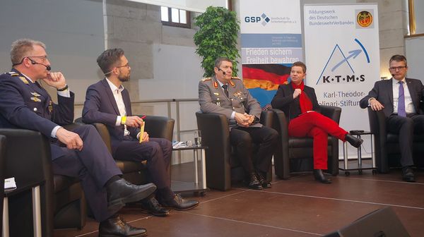 Die Podiumsrunde mit Hauptmann Andreas Steinmetz, Moderator Michael Stempfle, Generalleutnant Markus Laubenthal, Ronja Kempin von der Stiftung Wissenshaft und Politik und dem CDU-Parlamentarier Roderich Kiesewetter. Foto: DBwV/Henning