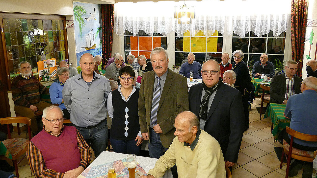 Der geschäftsführende Vorstand der KERH an der Ahr: Jürgen Schumacher, Petra Schwarz, Günter Schwarz und Wahlleiter Holger Wahl (stehend v.l.). Foto: KERH Ahrweiler