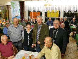 Der geschäftsführende Vorstand der KERH an der Ahr: Jürgen Schumacher, Petra Schwarz, Günter Schwarz und Wahlleiter Holger Wahl (stehend v.l.). Foto: KERH Ahrweiler