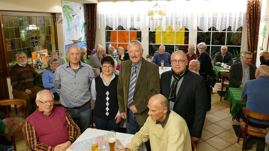 Der geschäftsführende Vorstand der KERH an der Ahr: Jürgen Schumacher, Petra Schwarz, Günter Schwarz und Wahlleiter Holger Wahl (stehend v.l.). Foto: KERH Ahrweiler