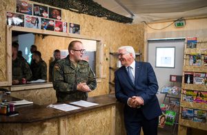 Entspannter Umgangston: Bundespräsident Frank-Walter Steinmeier im Gespräch Foto: dpa