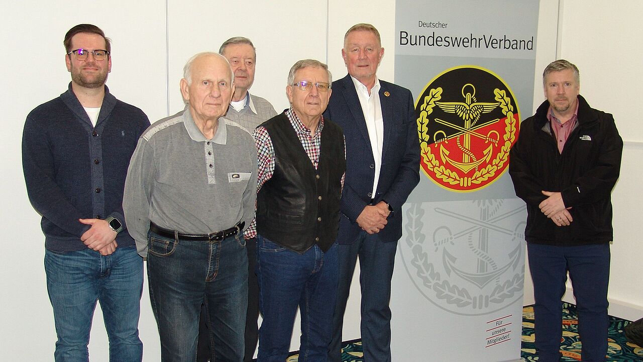 Der bisherige Vorstand der sKEHR Chemnitz wird in den kommenden Jahren durch Sebastian Pohl (links im Bild) als Beisitzer mit dem Aufgabenschwerpunkt „Junge Ehemalige“ verstärkt. Foto: Wolfgang Mehner