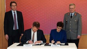 Verteidigungsministerin Annegret Kramp-Karrenbauer und Bahnchef Richard Lutz unterzeichnen den Fernverkehrsvertrag. Eine Ausweitung auf den gesamten Regionalverkehr soll folgen. Foto: Bundeswehr/Steffen Müller