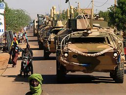 Soldatinnen und Soldaten der schnellen Eingreiftruppe QRF gewährleisten den Schutz der außerhalb des Lagers operierenden Kräfte beim VN-Einsatz in Mali. Foto: Bundeswehr/Roland Polzin