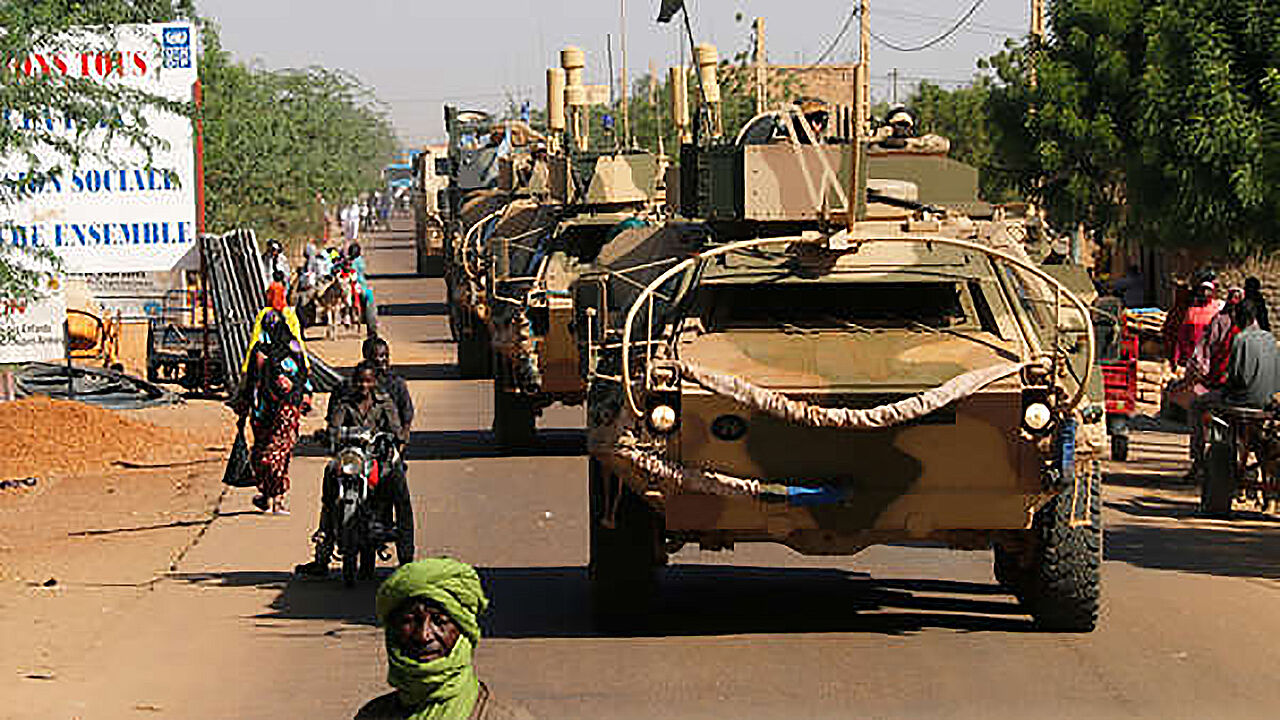 Soldatinnen und Soldaten der schnellen Eingreiftruppe QRF gewährleisten den Schutz der außerhalb des Lagers operierenden Kräfte beim VN-Einsatz in Mali. Foto: Bundeswehr/Roland Polzin