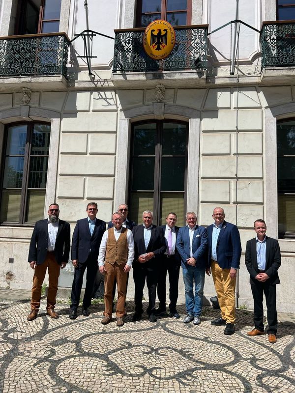 Die DBwV-Delegation besuchte die Botschaft in Lissabon. Dabei waren (v.l.n.r.): Oberstabsfeldwebel d.R. Ralf Beckmann, Oberstleutnant i.G. Stefan Halberstadt, Jörg Struckmeier, Albrecht Kiesner, Karl-Heinz Bög, Rudolf Schmelzer, Karl-Uwe Hahn, Jörg Greiffendorf und Militärattaché Hauptfeldwebel Sebastian Kerntopf. Foto: DBwV/Anja Silbe