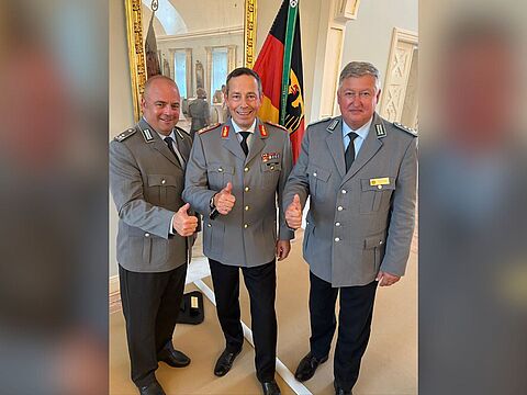 Übergabeappell in Plön: Oberstleutnant Robert Thiele, Vorsitzender Heer im DBwV, Generalleutnant Heico Hübner, neuer Stellv. Inspekteur des Heeres, und Oberst Thomas Behr, Vorsitzender DBwV-Landesverband Nord. Foto: DBwV