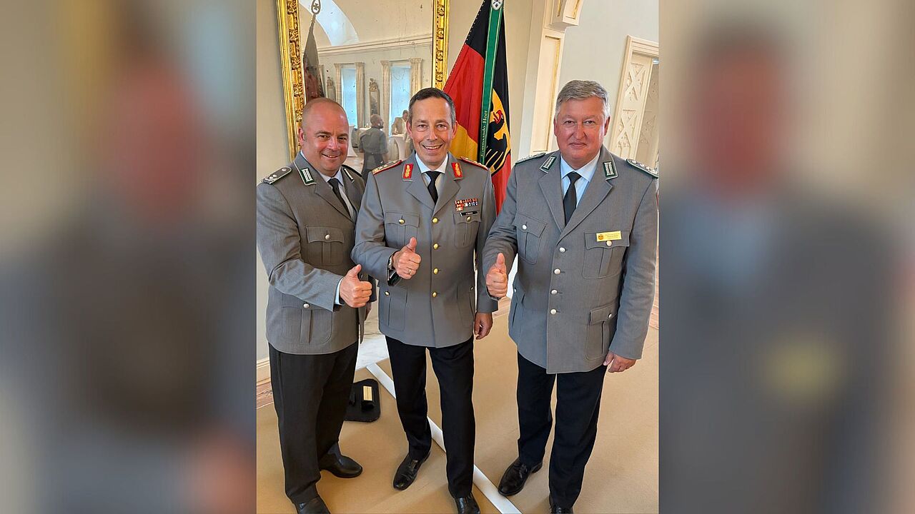 Übergabeappell in Plön: Oberstleutnant Robert Thiele, Vorsitzender Heer im DBwV, Generalleutnant Heico Hübner, neuer Stellv. Inspekteur des Heeres, und Oberst Thomas Behr, Vorsitzender DBwV-Landesverband Nord. Foto: DBwV