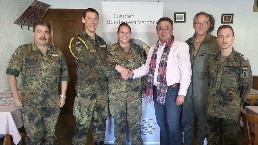 Der TruKa Vorstand mit Vorsitzendem Stabsfeldwebel Jochen Fröschle, der neu gewählten Stellvertretenden Vorsitzenden Feldwebel Stefanie Sabasch und mit Bezirksvorsitzendem Franz Jung (ab 2.v.l.) Foto: DBwV/Klaus Mößner