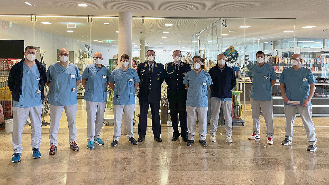 „Helfende Hände“ des TAusbZLw Abt Süd im Krankenhaus Kaufbeuren mit Oberstleutnant Markus Amtmann und Truka-Vorsitzendem Stabsfeldwebel Marcus Wirsen (Mitte l. und r.). Foto: TruKa Kaufbeuren