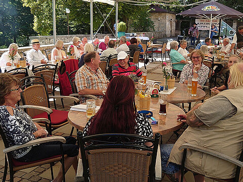Mitglieder und Gäste der Kameradschaft ERH Kaufbeuren beim traditionellen Grillnachmittag mit der Musikband „Arizona Outlaws“. Foto: Günter Goth