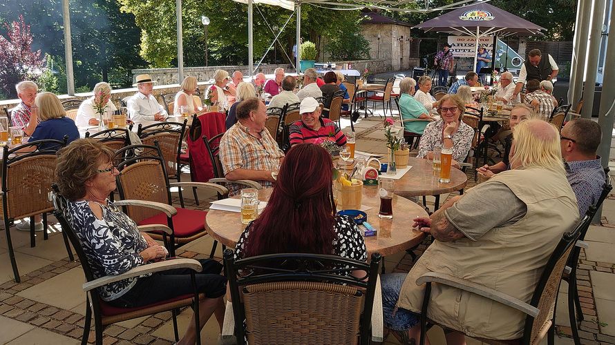 Mitglieder und Gäste der Kameradschaft ERH Kaufbeuren beim traditionellen Grillnachmittag mit der Musikband „Arizona Outlaws“. Foto: Günter Goth