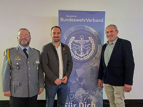 Vorsitzender Hauptfeldwebel Mirko Lange begrüßte beim Herbstfest der StoKa München Neubibergs Bürgermeister Thomas Pardeller und Landesvorsitzenden Oberstleutnant a.D. Joseph Rauch. Foto: Sebastian Frey