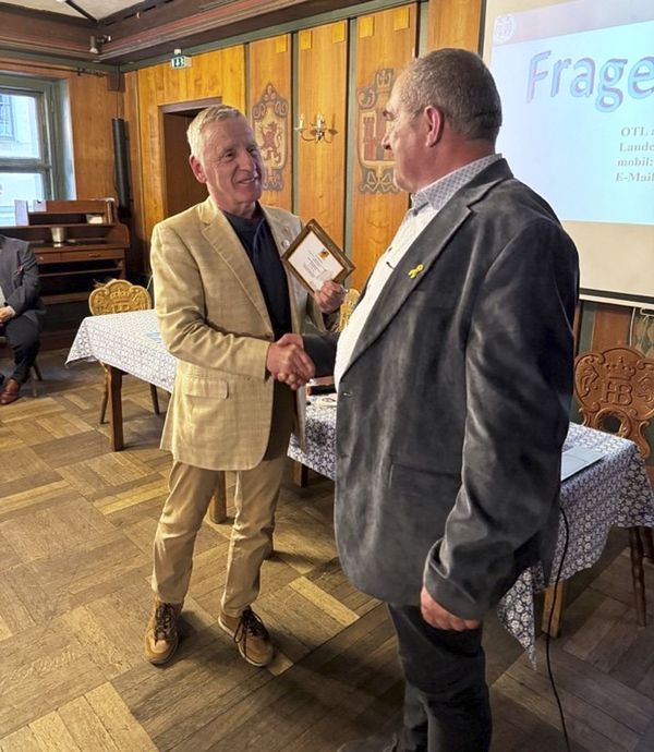 Vorsitzender Hubert Reiter (links) bedankte sich bei Jusef Rauch für den interessanten Vortrag. Foto: KERH München