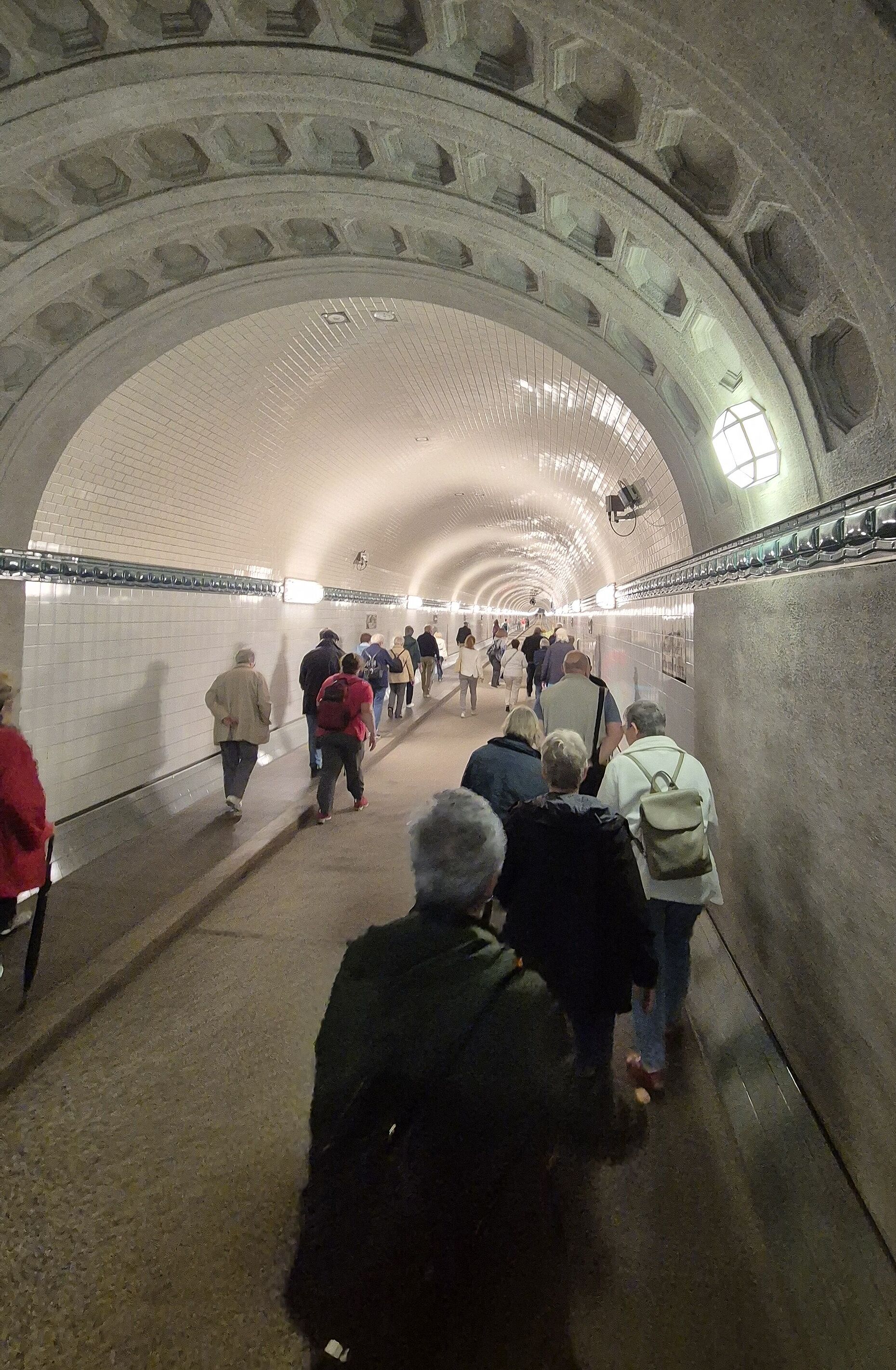 Ein Spaziergang durch den Alten Elbtunnel war ebenso Teil des Besuchsprogramms. Foto: Roland Stengl