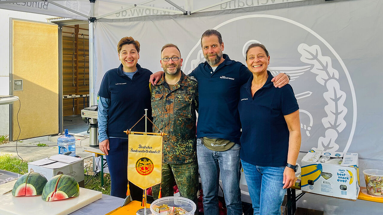 Beim Sport- und Sommerfest der Sanitätsakademie der Bundeswehr am Stand der TruKa EvBK : Oberstarzt Yvonne Schrödel, TruKa-Vorsitzender Hauptfeldwebel Mirko Lange, Hubert Velten, Hauptfeldwebel Simone Bauer. Foto: TruKa EvBK