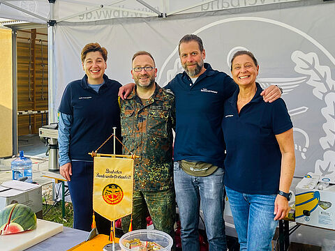 Beim Sport- und Sommerfest der Sanitätsakademie der Bundeswehr am Stand der TruKa EvBK : Oberstarzt Yvonne Schrödel, TruKa-Vorsitzender Hauptfeldwebel Mirko Lange, Hubert Velten, Hauptfeldwebel Simone Bauer. Foto: TruKa EvBK