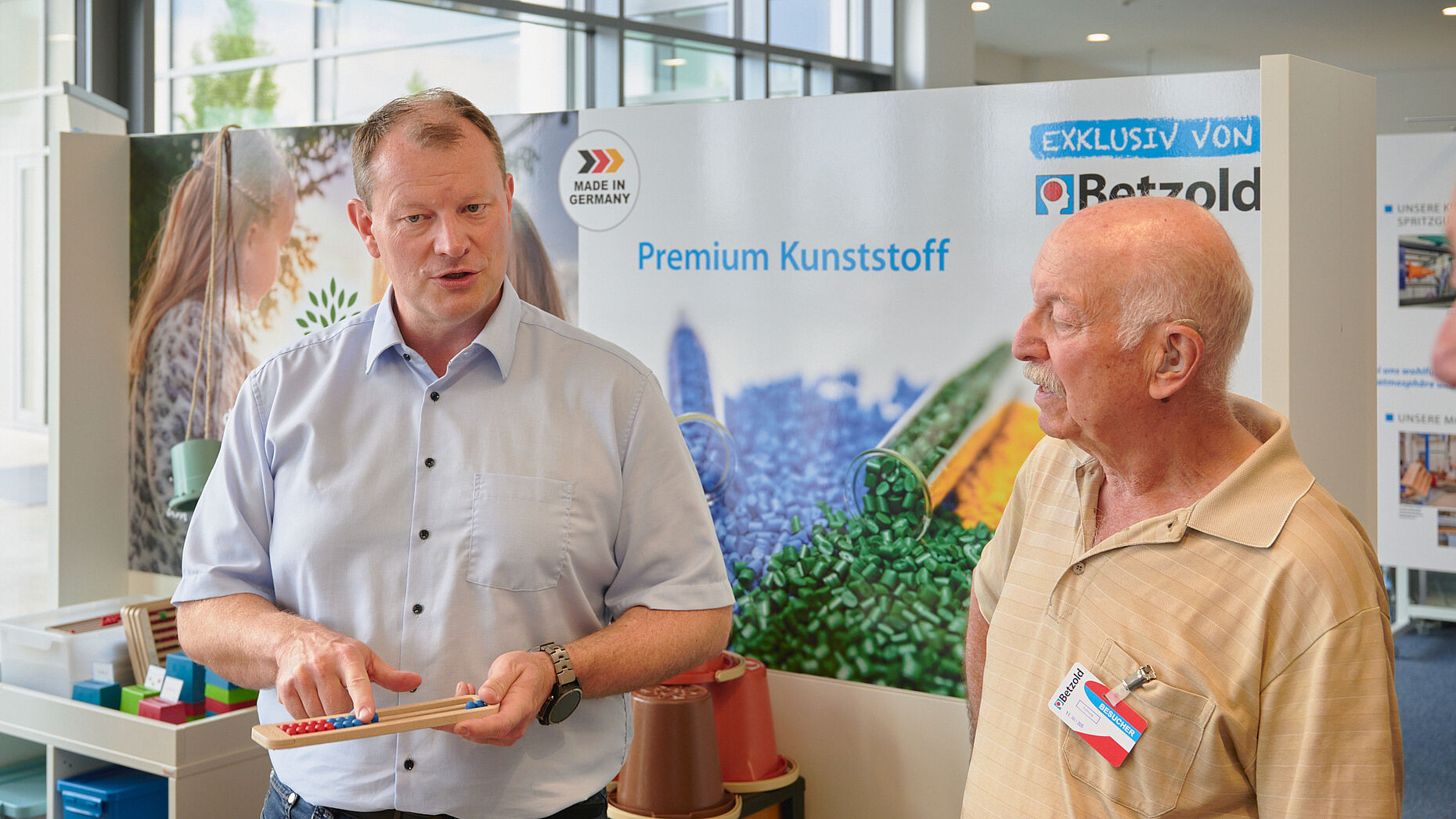 Nachhaltigkeit zum Anfassen: Ulrich Betzold präsentiert einen Rechenrahmen aus biobasierten Materialien. Foto: Ingo Kaminsky