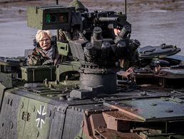 Bei ihrem Besuch in Munster nahm Verteidigungsministerin Christine Lambrecht auch in einem GTK Boxer Platz. Foto: Bundeswehr/Mario Baehr