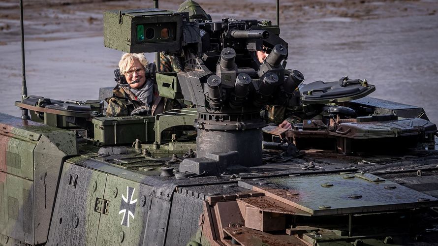 Bei ihrem Besuch in Munster nahm Verteidigungsministerin Christine Lambrecht auch in einem GTK Boxer Platz. Foto: Bundeswehr/Mario Baehr